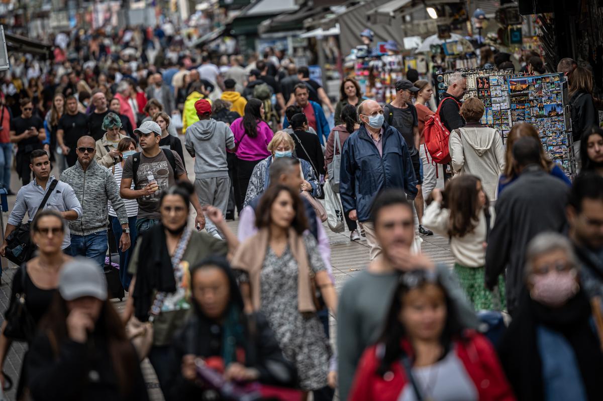 Gente paseando por la Rambla, en Barcelona.