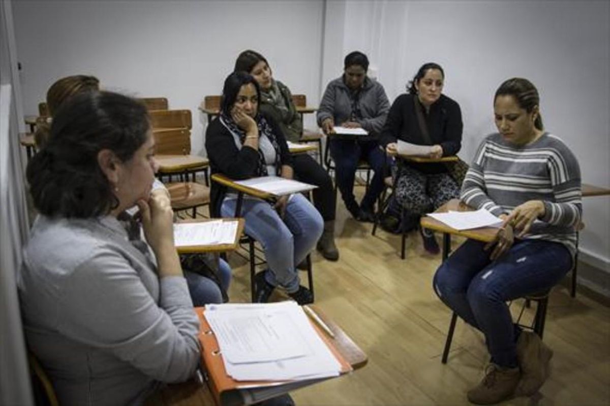 FORMACIÓN.Sesión de entrevistas para inscribirse en un curso de atención sociosanitaria, en la sede de la asociación Mujeres Pa’lante, en L’Hospitalet de Llobregat. FORMACIÓN.Sesión de entrevistas para inscribirse en un curso de atención sociosanitaria, en la sede de la asociación Mujeres Pa’lante, en L’Hospitalet de Llobregat.