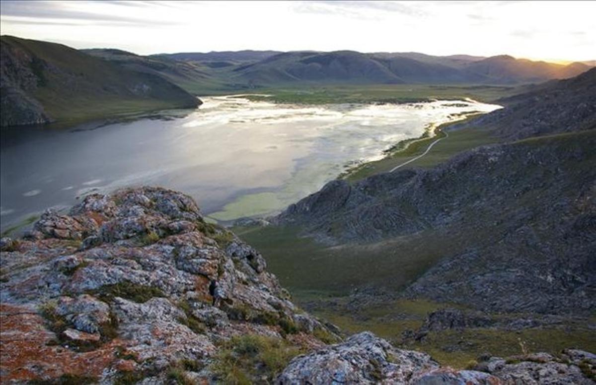 Paisaje del lago Baikal, en el sur de Siberia, en cuyas proximidades aparecieron los fósiles de hace 24.000 años que ahora han sido analizados.