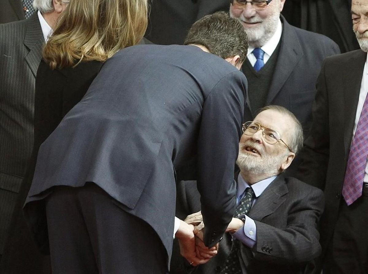 Chicho Ibáñez Serrador, recibiendo el saludo del entonces príncipe Felipe hace cinco años. Chicho Ibáñez Serrador, recibiendo el saludo del entonces príncipe Felipe hace cinco años.