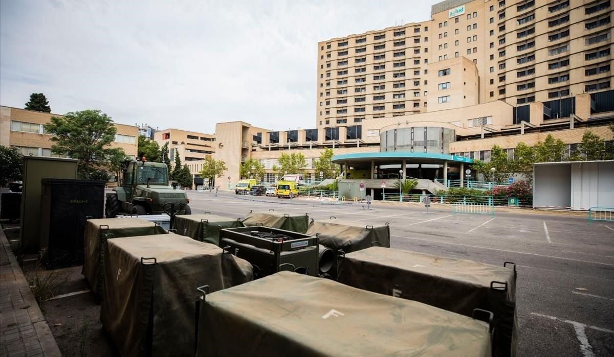 Varios contenedores de material del Ejército, este miércoles, en el párking trasero del hospital Clínico de Zaragoza, junto a la entrada de las urgencias. Varios contenedores de material del Ejército, este miércoles, en el párking trasero del hospital Clínico de Zaragoza, junto a la entrada de las urgencias.
