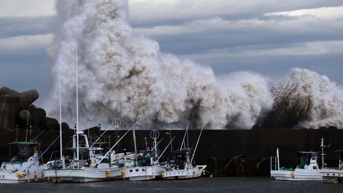 Especial clima. Fenómenos extremos. En la foto, una ola gigante tras el paso de un tifón en Japón.