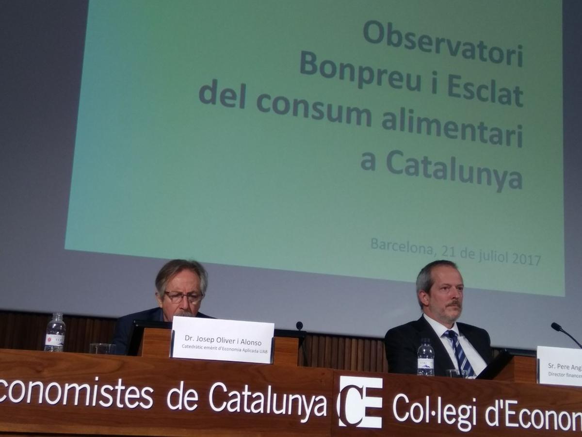 Josep Oliver y Pere Anglada durante la presentación del estudio sobre el consumo alimentario en Catalunya. 