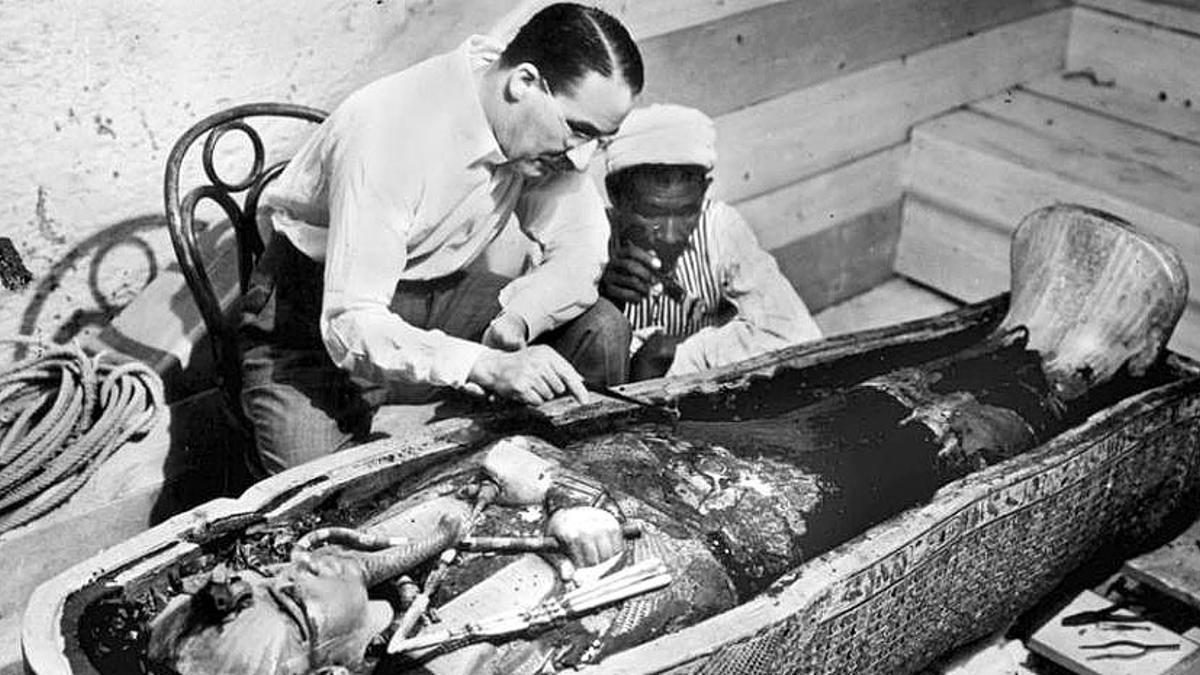 Howard Carter examina el sarcófago de Tutankamón.