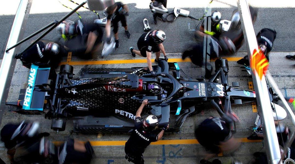 El equipo Mercedes prueba un rápido cambio de ruedas con Lewis Hamilton, en Montmeló.