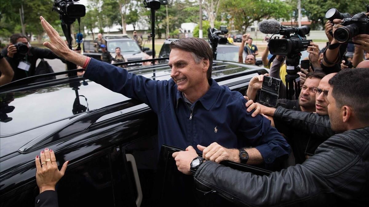 Bolsonaro tras votar en Río de Janeiro. Bolsonaro tras votar en Río de Janeiro.