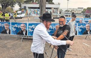 Dos judíos antes de un mitin del partido israelí Likud, liderado por Benjamin Netanyahu.