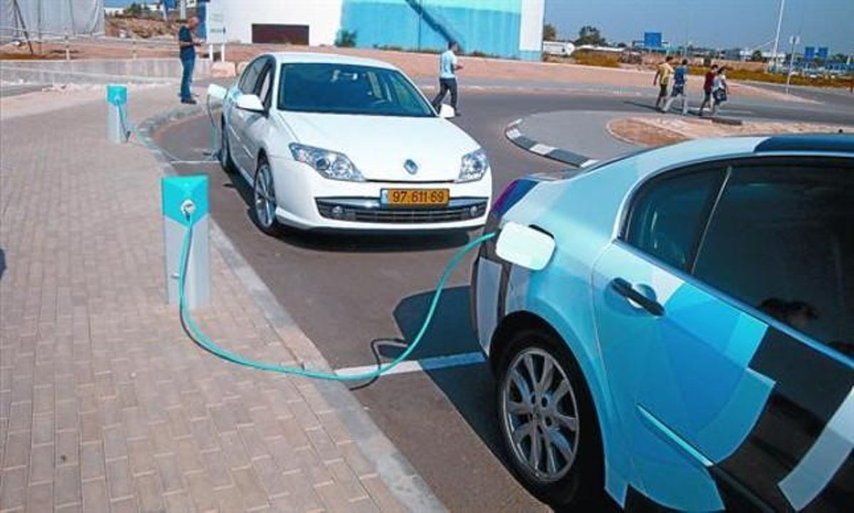 La innovación 8 Dos coches Renault con la batería de Better Place y matrícula israelí, conectados a los puntos de carga de la empresa. La innovación 8 Dos coches Renault con la batería de Better Place y matrícula israelí, conectados a los puntos de carga de la empresa.