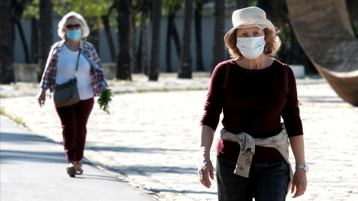 Dos mujeres pasean con mascarilla en Madrid.
