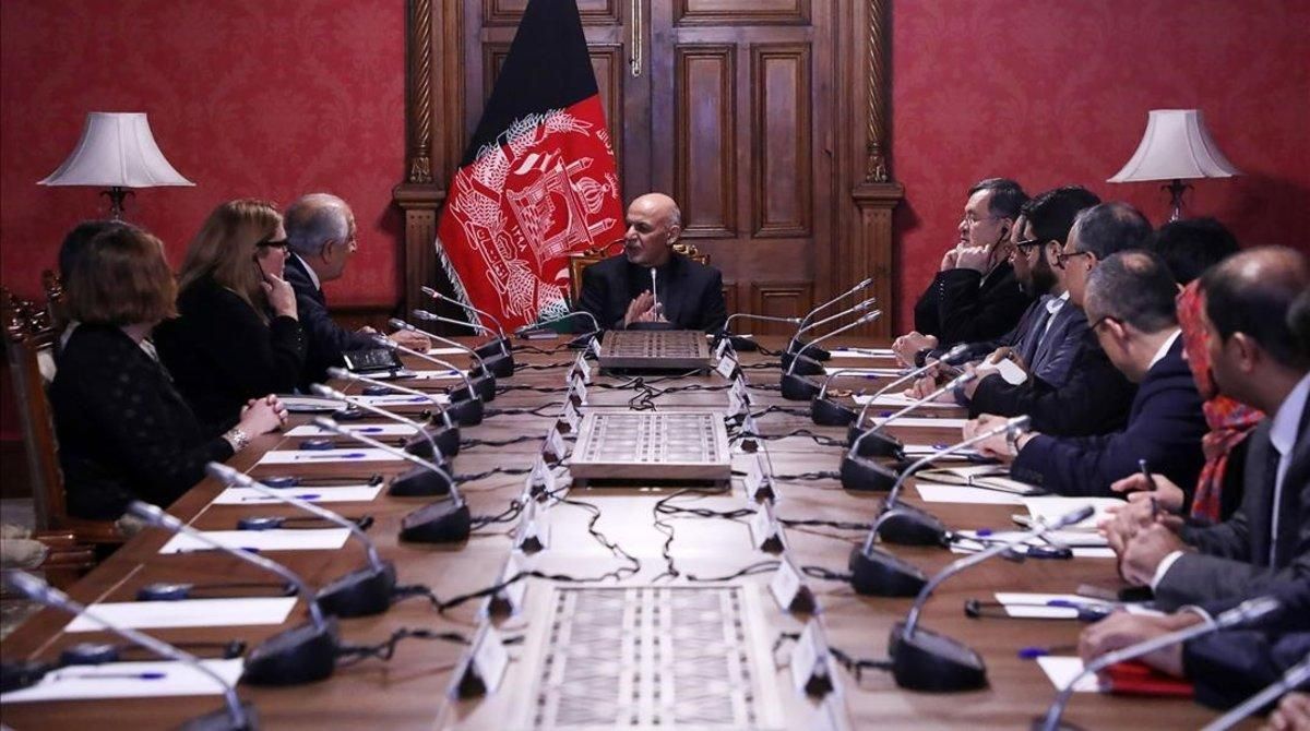 El presidente afgano, Ashraf Ghani, negocia con el enviado especial de EEUU. El presidente afgano, Ashraf Ghani, negocia con el enviado especial de EEUU.
