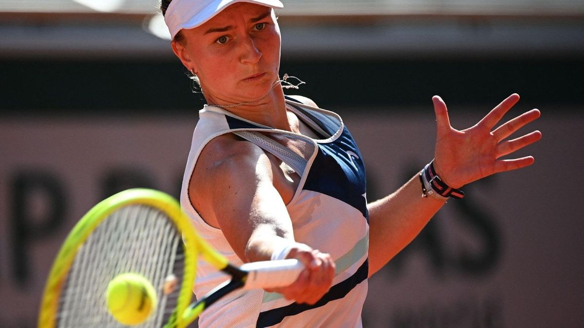 Krejcikova devuelve una derecha. Krejcikova devuelve una derecha.