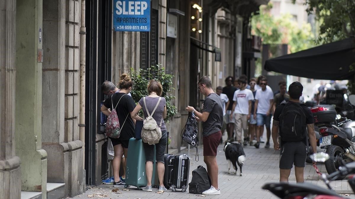 Un grupo de turistas entra en una finca de apartamentos turísticos el pasado agosto. Un grupo de turistas entra en una finca de apartamentos turísticos el pasado agosto.
