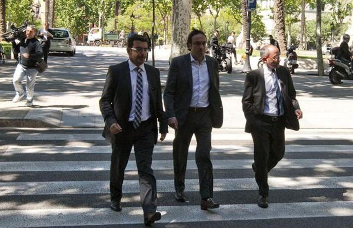 Ferran Falcó (a la derecha), a su llegada al TSJC, junto al secretario de organización de CDC, Josep Rull, y Francesc Sánchez, coordinador de régimen interno y comunicación de CDC. DANNY CAMINAL Ferran Falcó (a la derecha), a su llegada al TSJC, junto al secretario de organización de CDC, Josep Rull, y Francesc Sánchez, coordinador de régimen interno y comunicación de CDC. DANNY CAMINAL