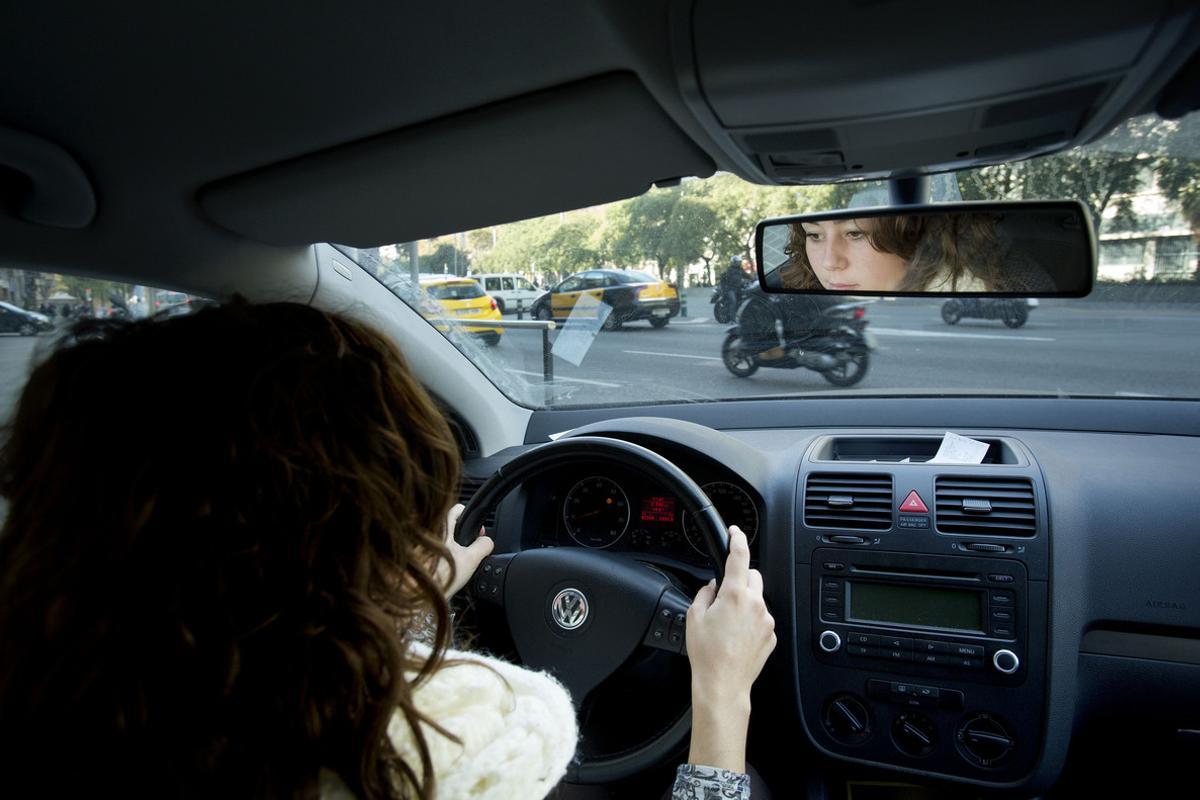 Una mujer conduciendo en Barcelona