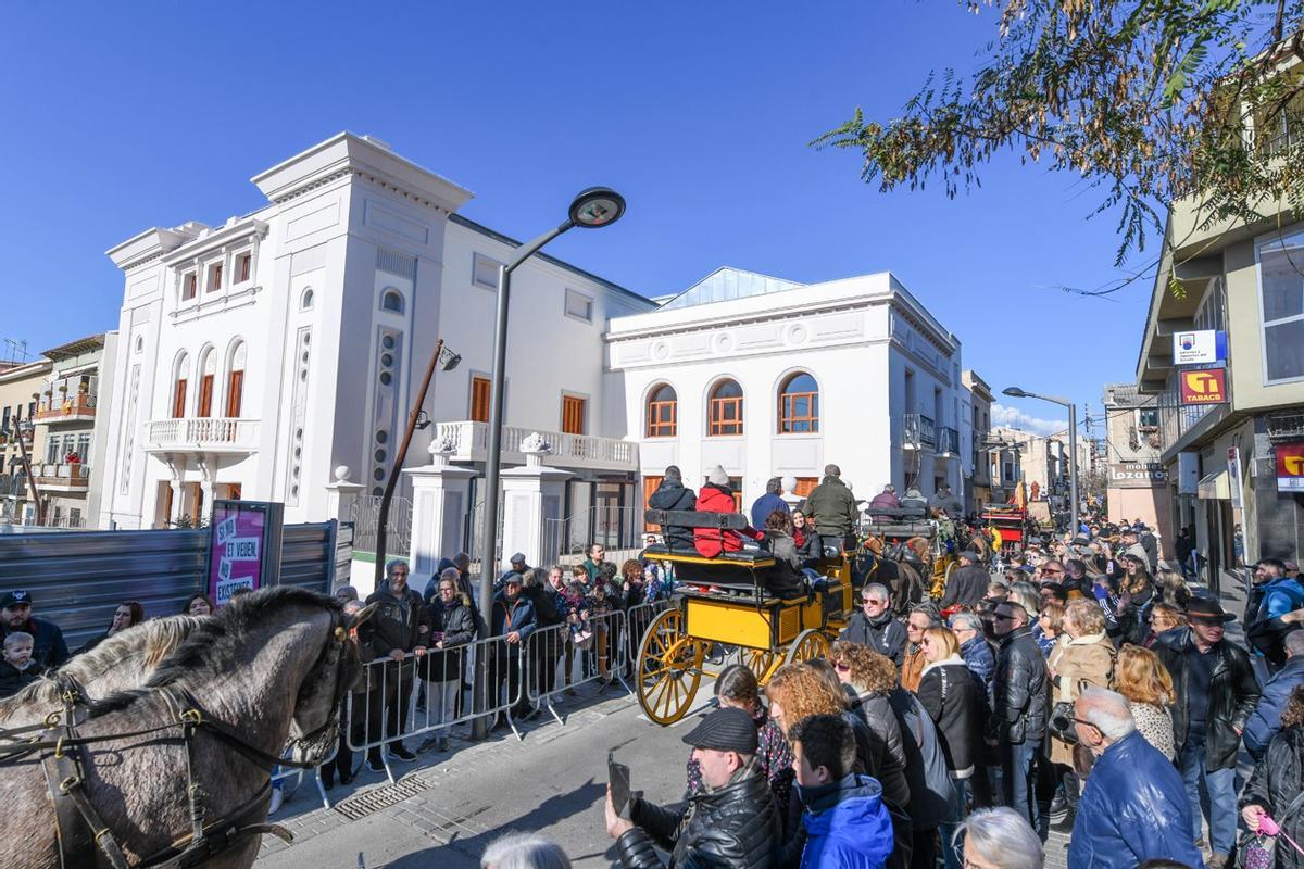 Prop de 150 cavalls van passejar pels carrers de Rubí en la Rua dels Tres Tombs