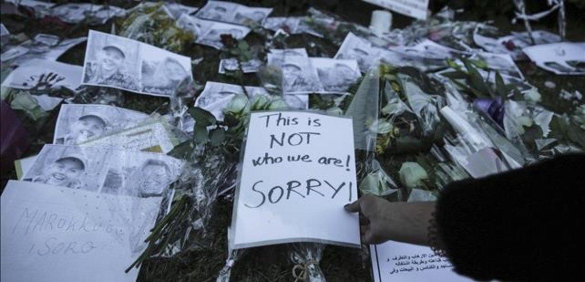 Marroquís colocan flores y mensajes de solidaridad frente a las embajadas de Noruega y Dinamarca en Rabat tras el asesinato de dos turistas escandinavas.  