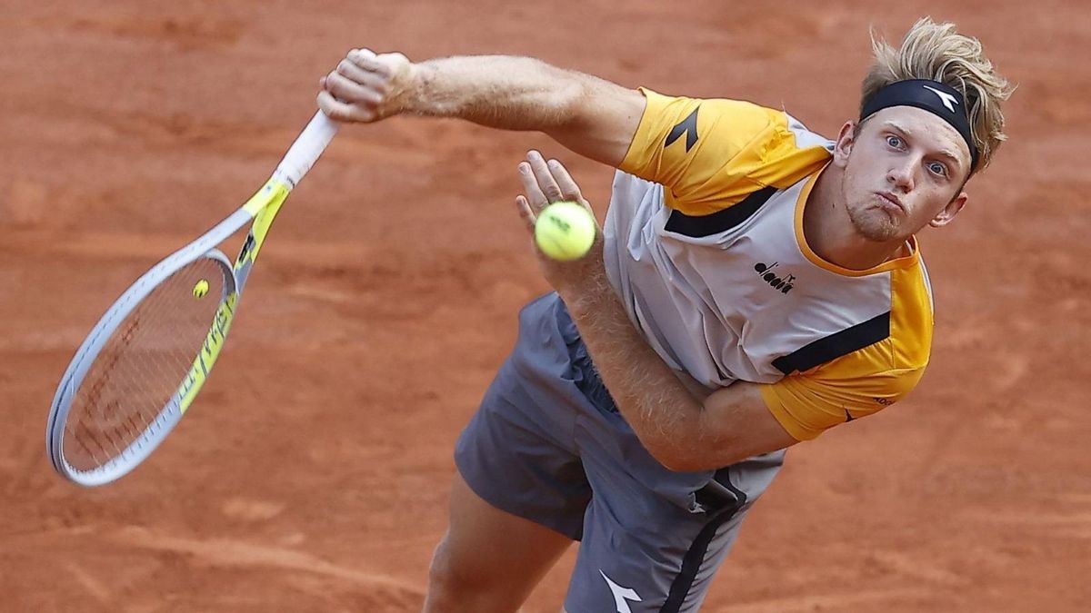 Davidovich saca en el partido ante Zverev. Davidovich saca en el partido ante Zverev.