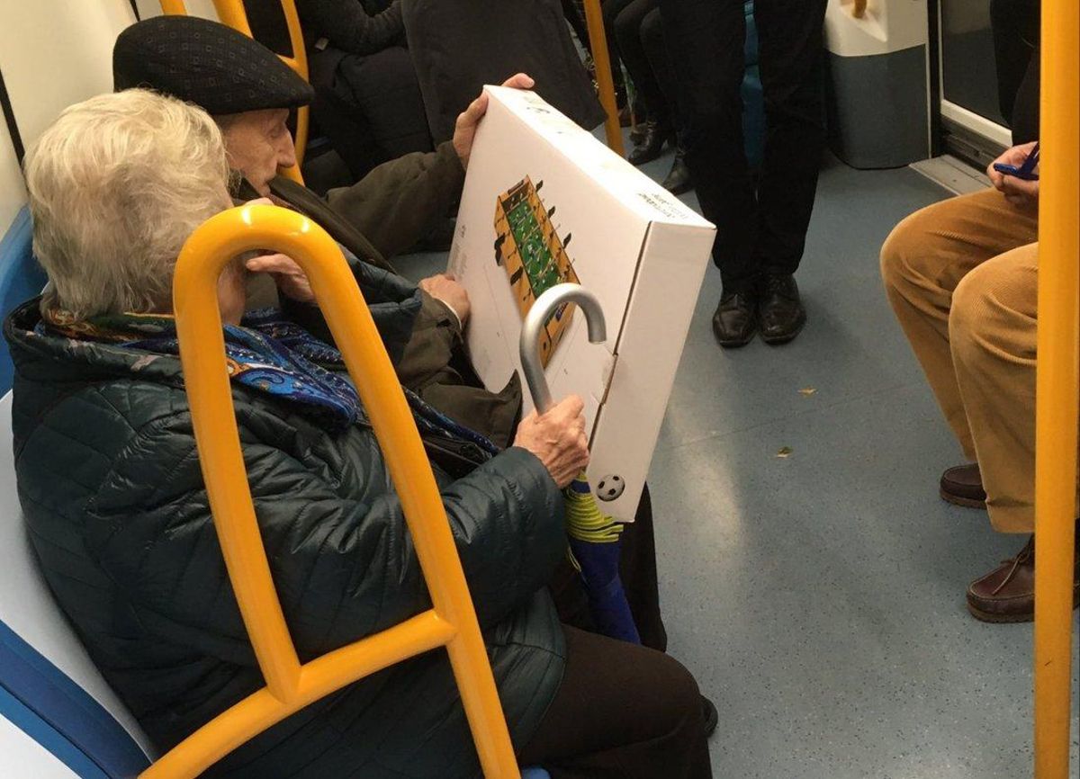 La foto de dos abuelos en el Metro de Madrid que emociona a las redes La foto de dos abuelos en el Metro de Madrid que emociona a las redes