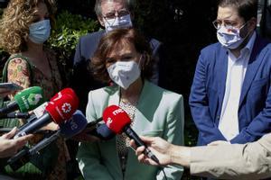 La vicepresidenta primera del Gobierno, Carmen Calvo, atiende a los periodistas a su llegada al homenaje de Estado al exilio español, este 8 de mayo en la Casa de América de Madrid. 
