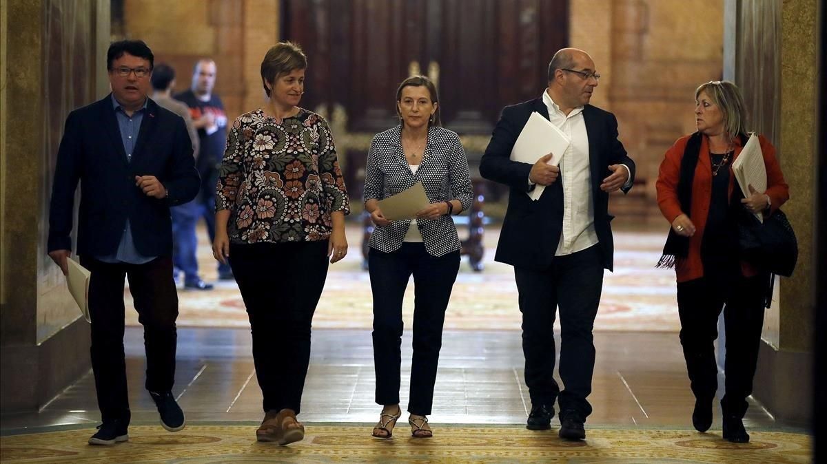 La expresidenta del Parlament Carme Forcadell y los miembros de la Mesa que serán juzgados Lluís Maria Corominas, Lluís Guinó, Anna Simó, Ramona Barrufet y Joan Josep Nuet, en septiembre del 2017 La expresidenta del Parlament Carme Forcadell y los miembros de la Mesa que serán juzgados Lluís Maria Corominas, Lluís Guinó, Anna Simó, Ramona Barrufet y Joan Josep Nuet, en septiembre del 2017