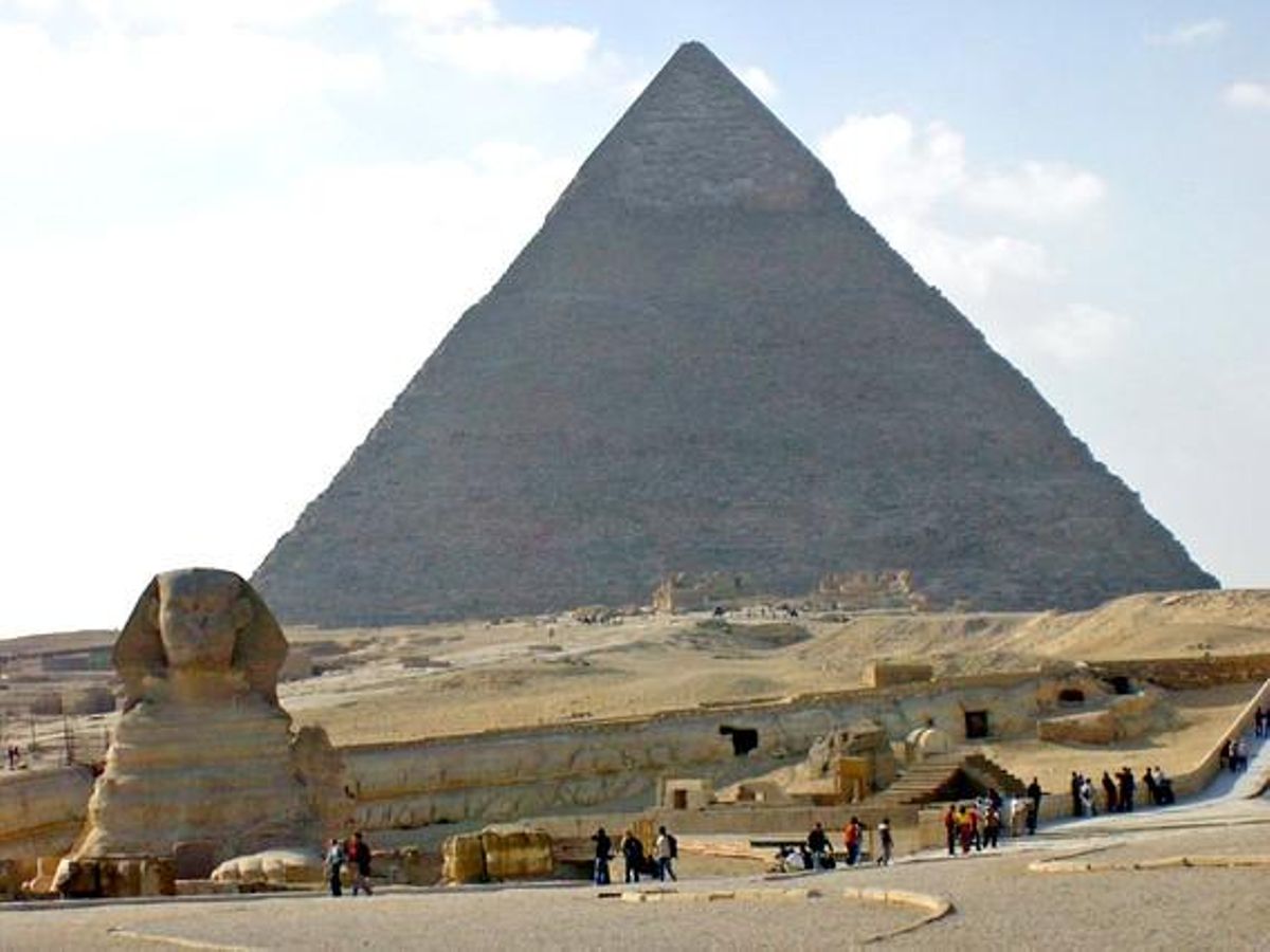 La esfinge y la gran pirámide de Keops, en Egipto. La esfinge y la gran pirámide de Keops, en Egipto.