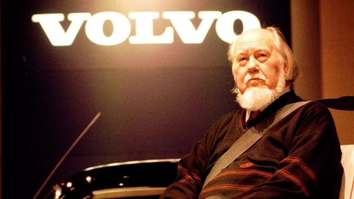 Nils Bohlin, el inventor del cinturón de seguridad, posa con uno abrochado en el Salón del Automóvil de Detroit, en 1999. Nils Bohlin, el inventor del cinturón de seguridad, posa con uno abrochado en el Salón del Automóvil de Detroit, en 1999.