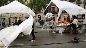 Una de las paradas de libros instaladas en el paseo de Gràcia sale volando el día de Sant Jordi.