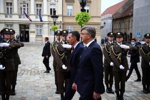 El presidente del Gobierno, Pedro Sánchez, y el primer ministro croata, Andrej Plenkovic, pasan revista a las tropas en Zagreb, la capital del país, este 6 de octubre de 2021.