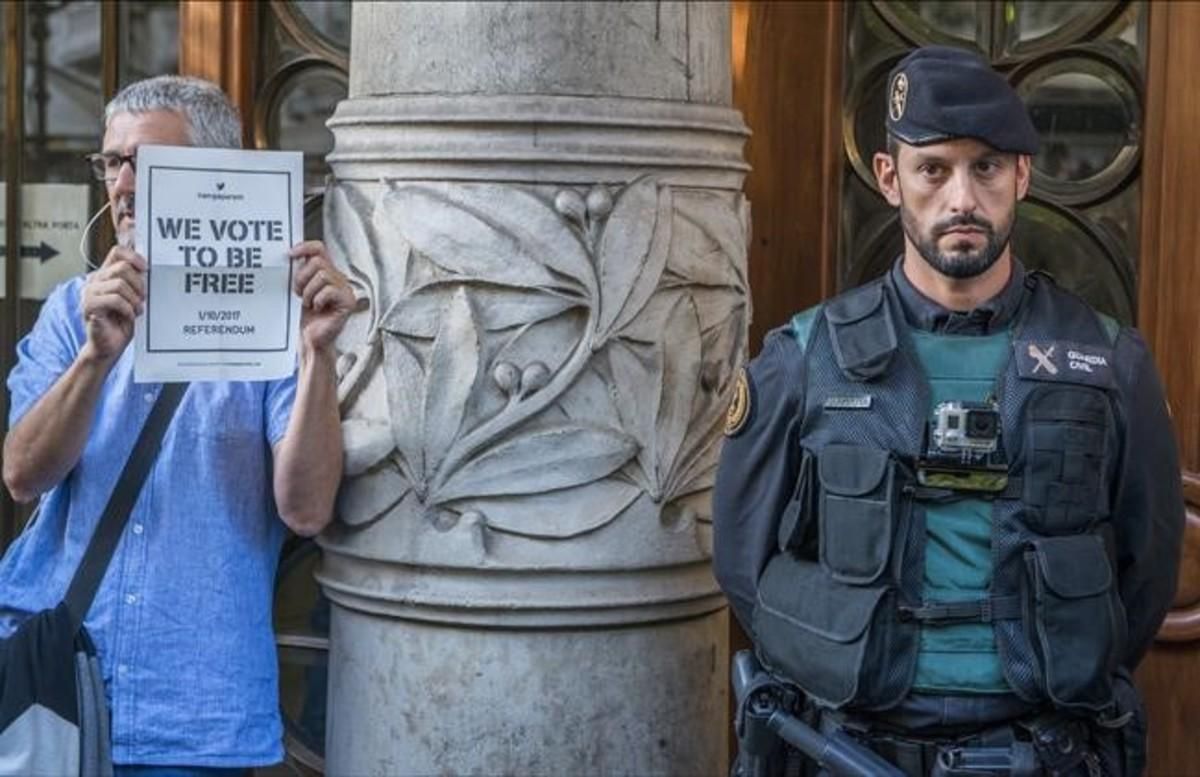 La Guardia Civil a las puertas de la Conselleria de Economia durante la concentración soberanista. La Guardia Civil a las puertas de la Conselleria de Economia durante la concentración soberanista.