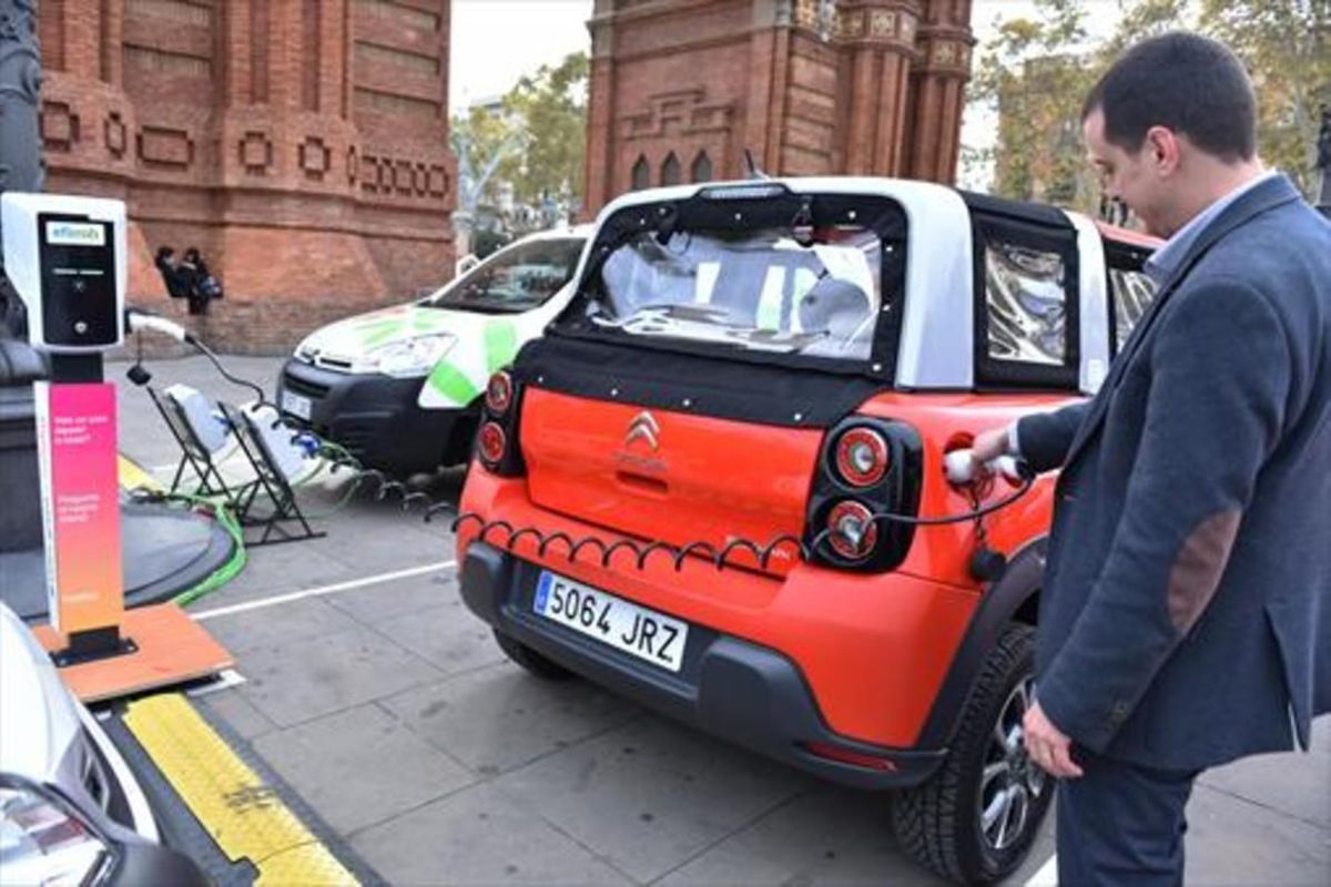 Feria de vehículos eléctricos Expoelèctric, ayer, en el paseo de Lluís Companys de Barcelona. Feria de vehículos eléctricos Expoelèctric, ayer, en el paseo de Lluís Companys de Barcelona.