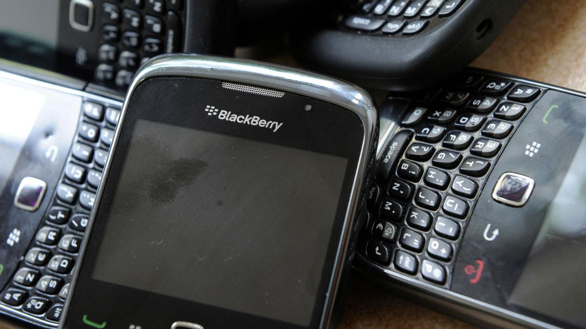 Varios teléfonos móviles BlackBerry.