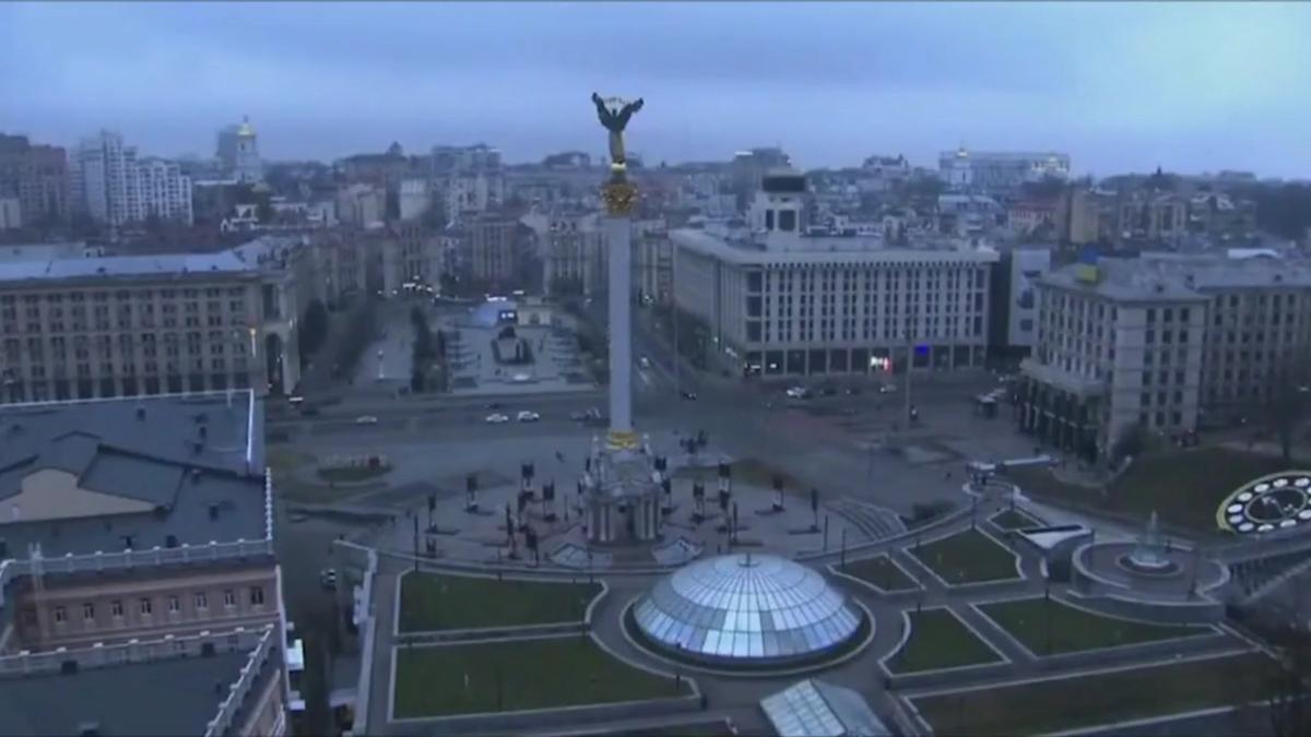 Suenan las sirenas en la plaza de la Independencia en Kiev tras el ataque de Rusia.