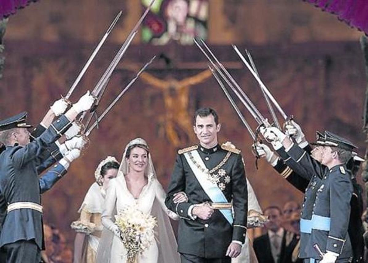 Felipe y Letizia salen de la catedral de la Almudena tras contraer matrimonio. Felipe y Letizia salen de la catedral de la Almudena tras contraer matrimonio.