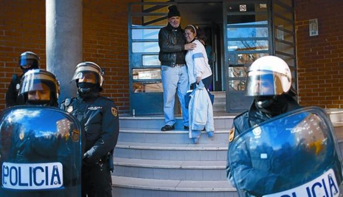 Imágenes de un reciente desalojo en Madrid en la vivienda de Sagrario Urena, en el centro de la foto, junto a su padre.