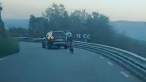 Els Mossos denuncien el ciclista que va intentar avançar un turisme i va acabar atropellat