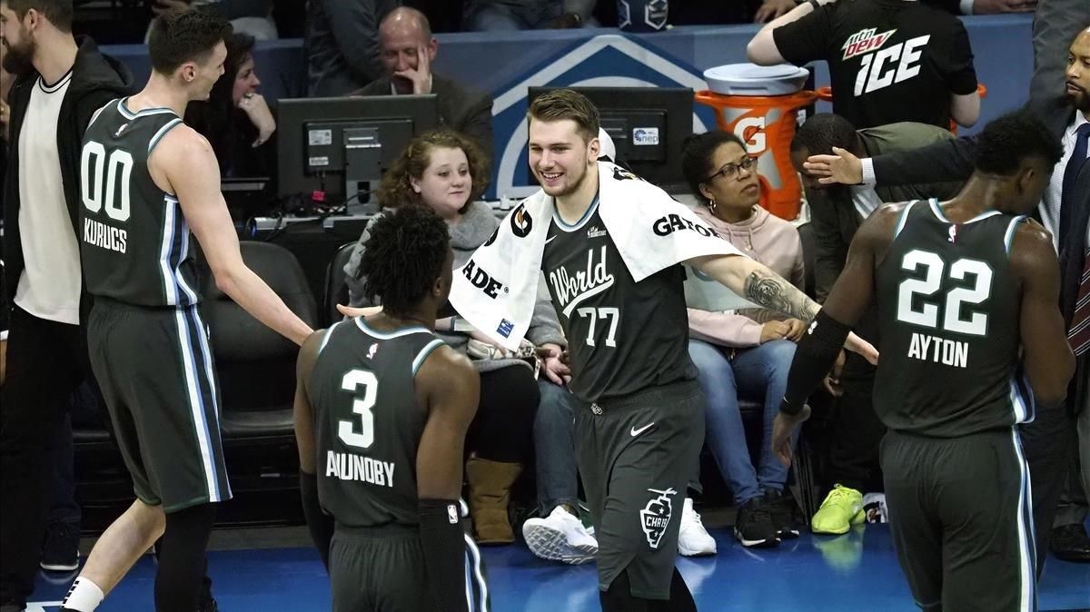 Doncic saluda a sus compañeros de resto del mundo. Doncic saluda a sus compañeros de resto del mundo.