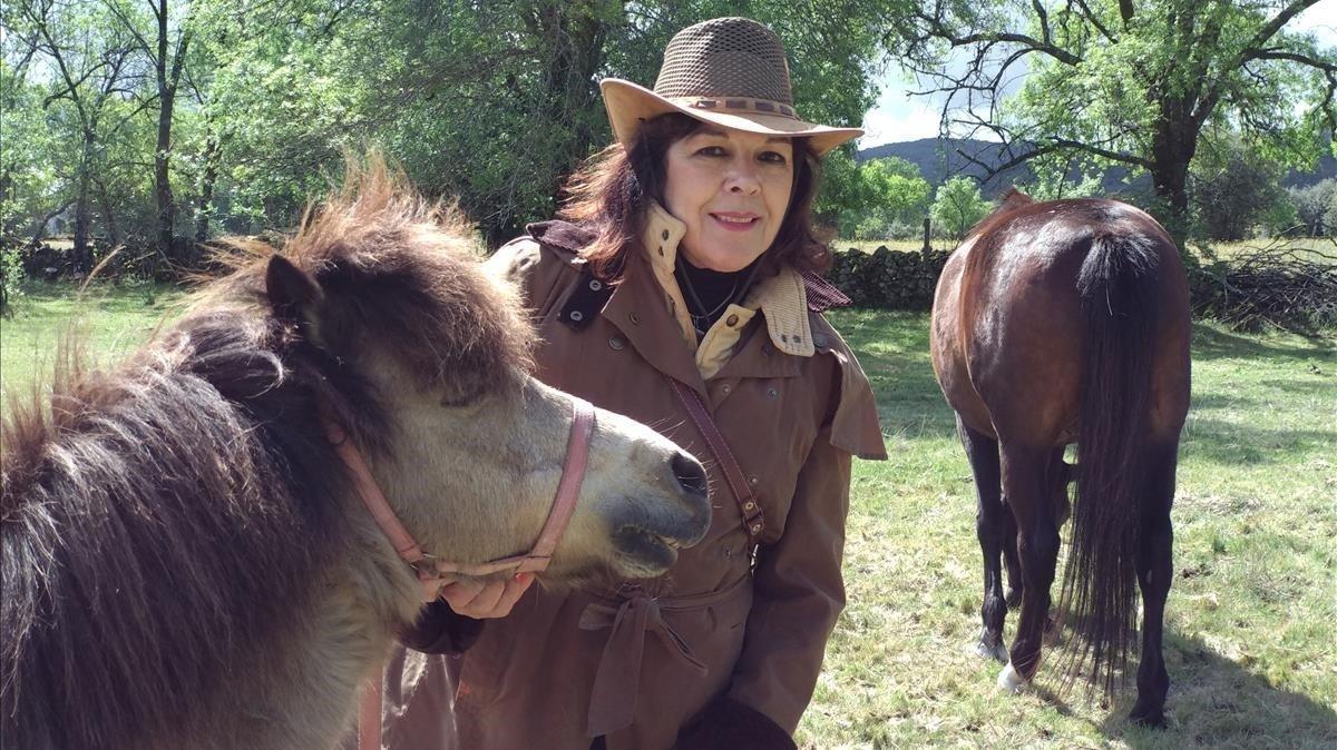 Lola Ten, en su residencia para equinos El Unicornio, en el valle del Tiétar, al sur de la sierra de Gredos.