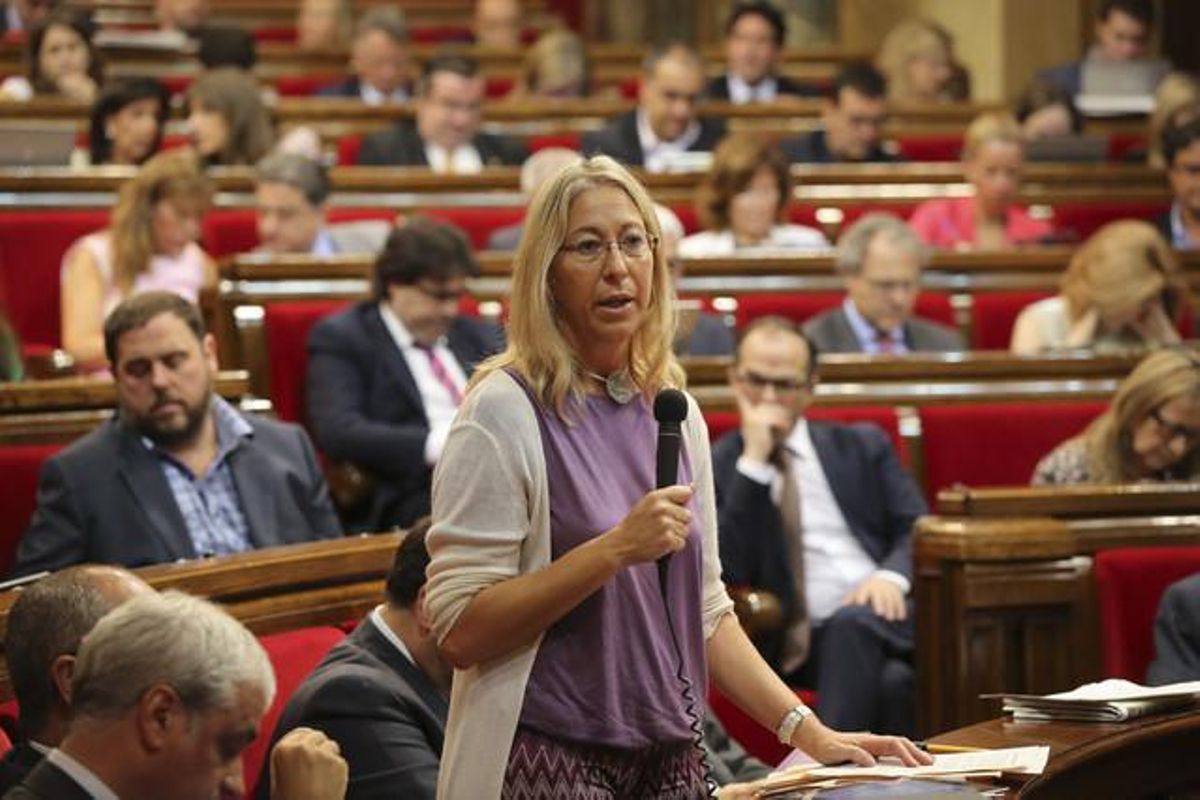 La ’consellera’ Neus Munté, en el Parlament, el jueves pasado. La ’consellera’ Neus Munté, en el Parlament, el jueves pasado.