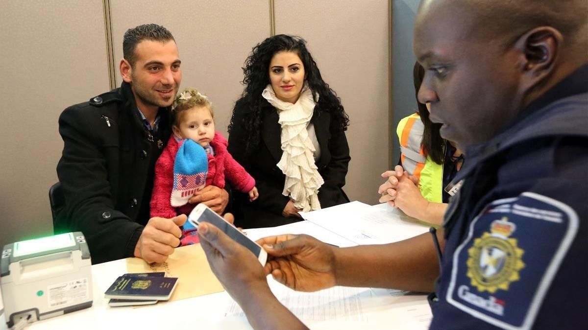 Una familia de refugiados sirios recién llegada al aeropuerto de Toronto (Canadá), en el 2015. Una familia de refugiados sirios recién llegada al aeropuerto de Toronto (Canadá), en el 2015.