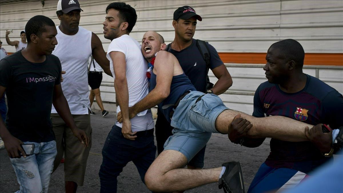 La policía cubana detiene a un activista por los derechos del colectivo LGTBI en La Habana. 