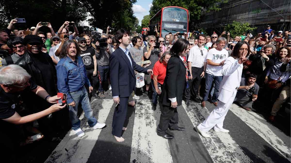 La beatlemanía paraliza Abbey Road en el 50 aniversario de la icónica foto.