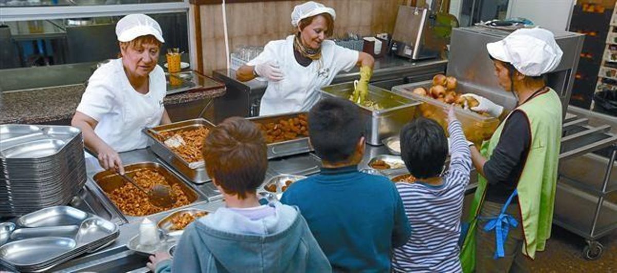 Tres alumnos en el comedor de la escuela Joan Maragall de Esplugues de Llobregat. Tres alumnos en el comedor de la escuela Joan Maragall de Esplugues de Llobregat.