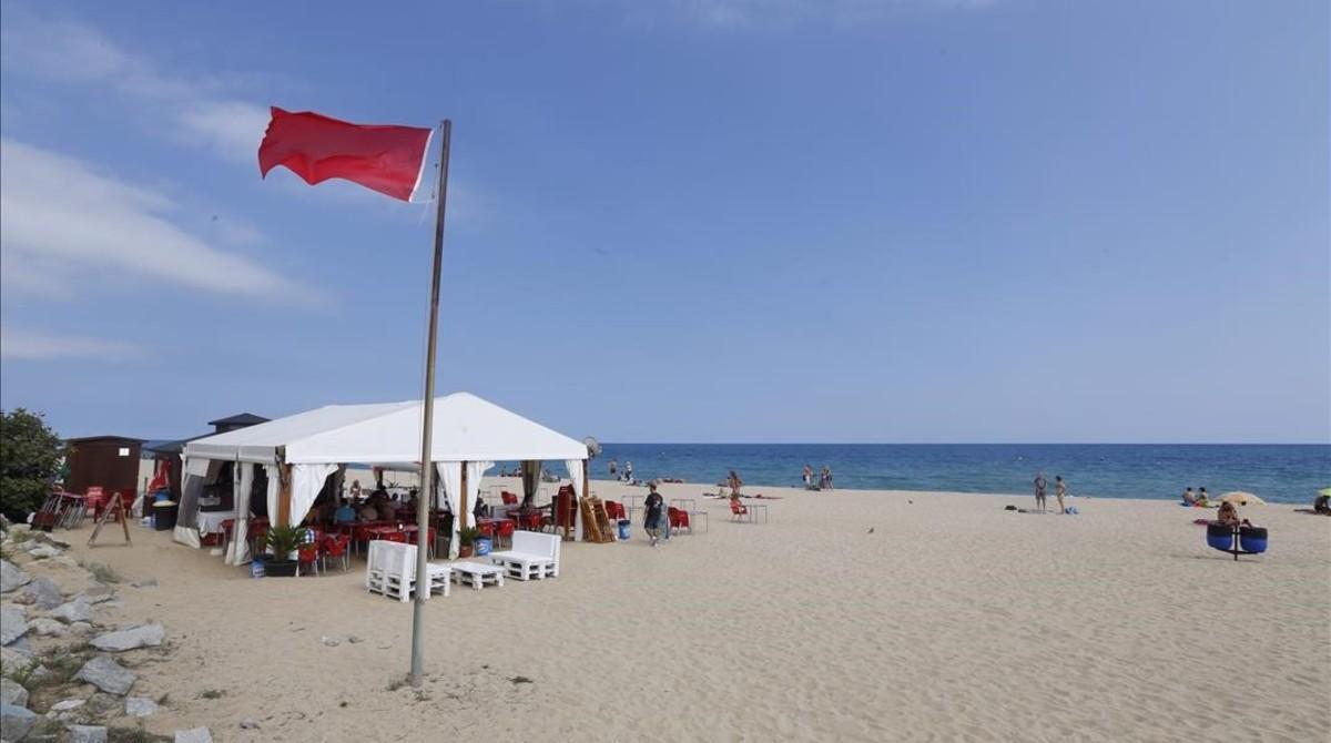 Bandera roja en una playa catalana, en una imagen de archivo.