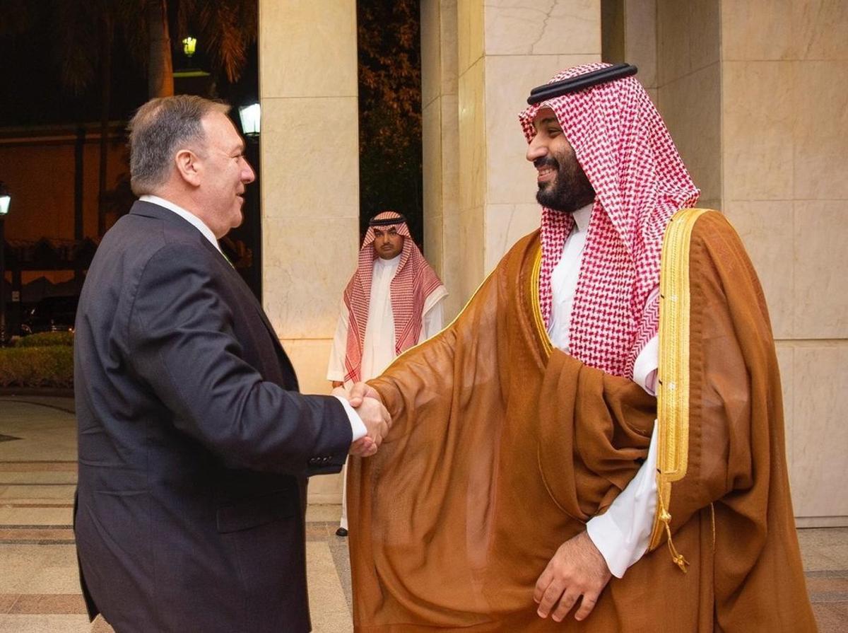 Mike Pompeo y Bin Salman se saludan a la llegada del primero a Yeda (Arabia Saudí).