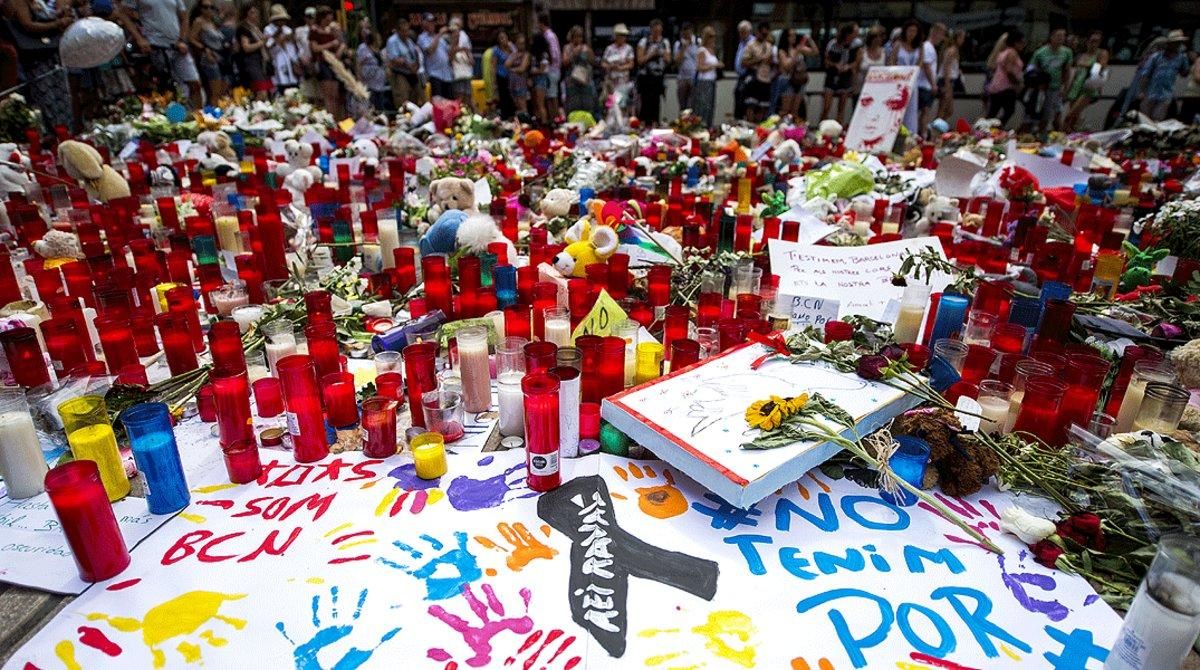 Detalle del imprivisado altar de homenaje a las víctimas del atentado de la Rambla, el 21 de agosto del 2017. Detalle del imprivisado altar de homenaje a las víctimas del atentado de la Rambla, el 21 de agosto del 2017.