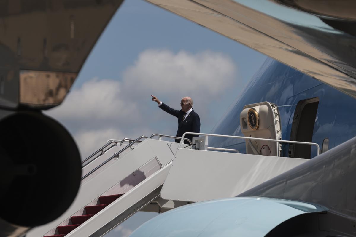 El presidente de EEUU, Joe Biden, se sube al Air Force One para viajar a Corea del Sur, este jueves.
