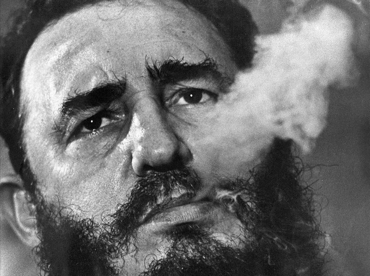 Castro en 1985 fumando un puro, una imagen icónica del líder Castro en 1985 fumando un puro, una imagen icónica del líder