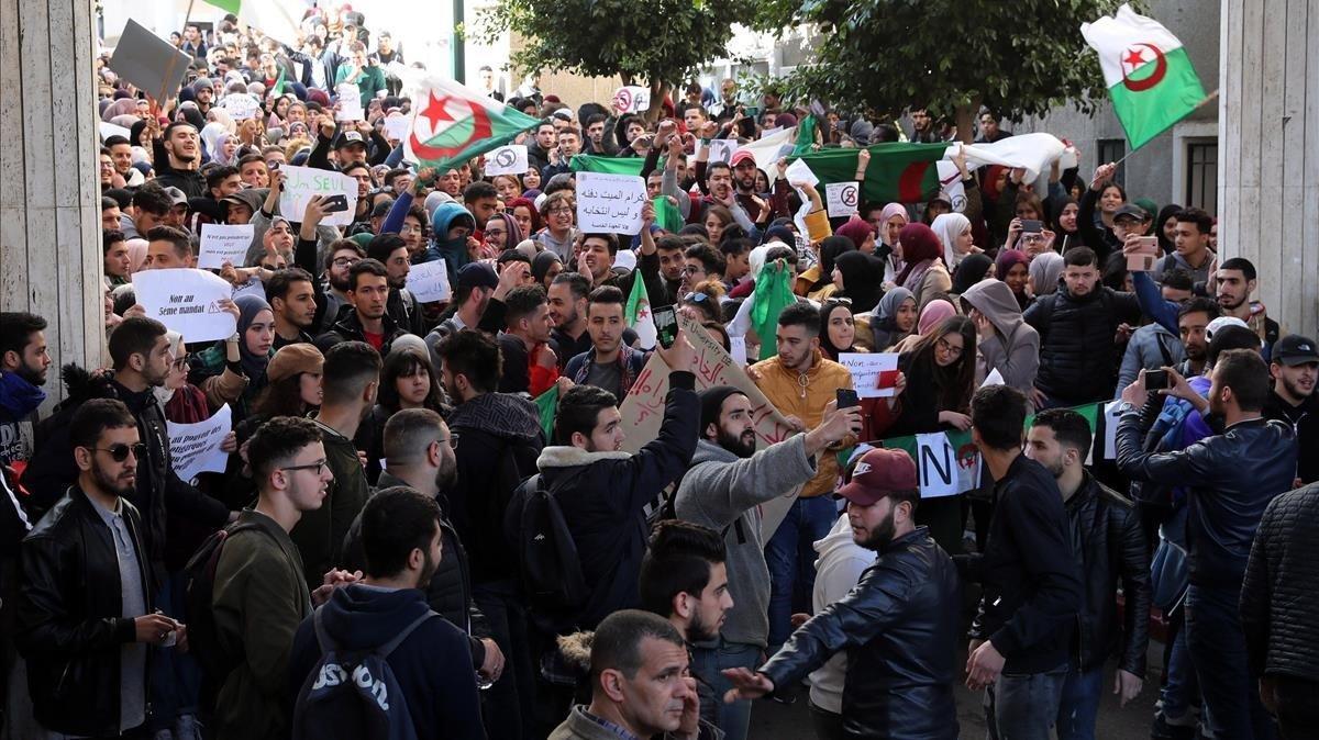 Protesta estudiantil contra Buteflika en Argel.