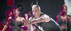 Robbie Williams, en un momento de su actuación en el Sant Jordi, ayer.