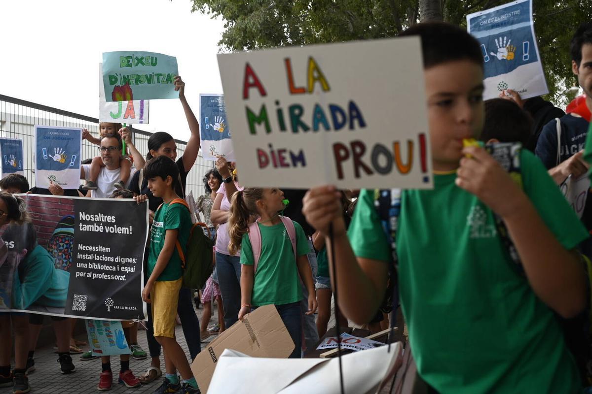Familias de Sant Cugat reivindican la construcción de la escuela La Mirada Familias de Sant Cugat reivindican la construcción de la escuela La Mirada